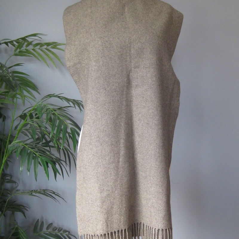 Vtg Gucci Wool Cashmere, Gray, Size: None
Envelope yourself in this oversized fawn colored cashmere lambswool blend scarf from Gucci.
V. quiet luxury this fringed classic can be worn under winter coats and blazers or jus around your shoulders in front of the fire at home.
65 long x 18 wide
Made in Italy

thanks for looking!
#78992