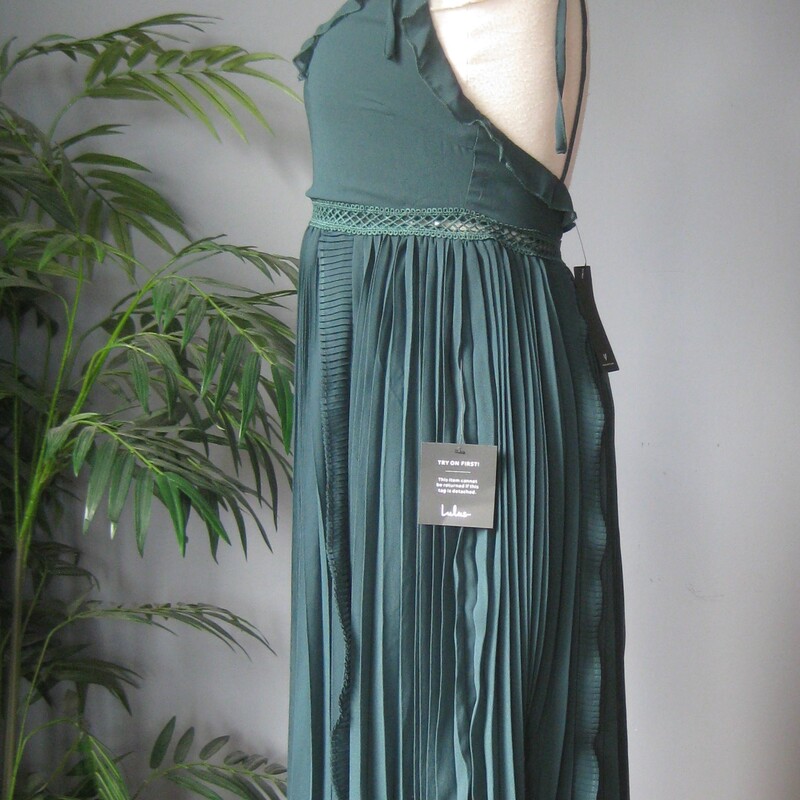 NWT Lululs Flowy Tank, Emerald, Size: M<br />
Pretty and feminine youthful party dress from Lulus<br />
New with tags<br />
Forest green guazy fabric with an empire waist, pleated skirt and spaghetti straps that tie at the shoulders.<br />
Very low in the back with a zipper in the middle.<br />
sleeveless<br />
<br />
Size M<br />
flat measurements:<br />
armpit to armpit: aprox 15<br />
waist: 14<br />
hip: 23<br />
length: aprox 35<br />
<br />
thanks for looking!<br />
#78916