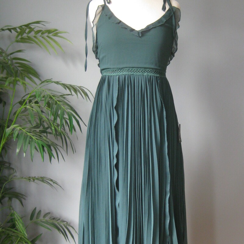 NWT Lululs Flowy Tank, Emerald, Size: M
Pretty and feminine youthful party dress from Lulus
New with tags
Forest green guazy fabric with an empire waist, pleated skirt and spaghetti straps that tie at the shoulders.
Very low in the back with a zipper in the middle.
sleeveless

Size M
flat measurements:
armpit to armpit: aprox 15
waist: 14
hip: 23
length: aprox 35

thanks for looking!
#78916