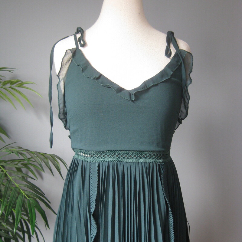 NWT Lululs Flowy Tank, Emerald, Size: M<br />
Pretty and feminine youthful party dress from Lulus<br />
New with tags<br />
Forest green guazy fabric with an empire waist, pleated skirt and spaghetti straps that tie at the shoulders.<br />
Very low in the back with a zipper in the middle.<br />
sleeveless<br />
<br />
Size M<br />
flat measurements:<br />
armpit to armpit: aprox 15<br />
waist: 14<br />
hip: 23<br />
length: aprox 35<br />
<br />
thanks for looking!<br />
#78916