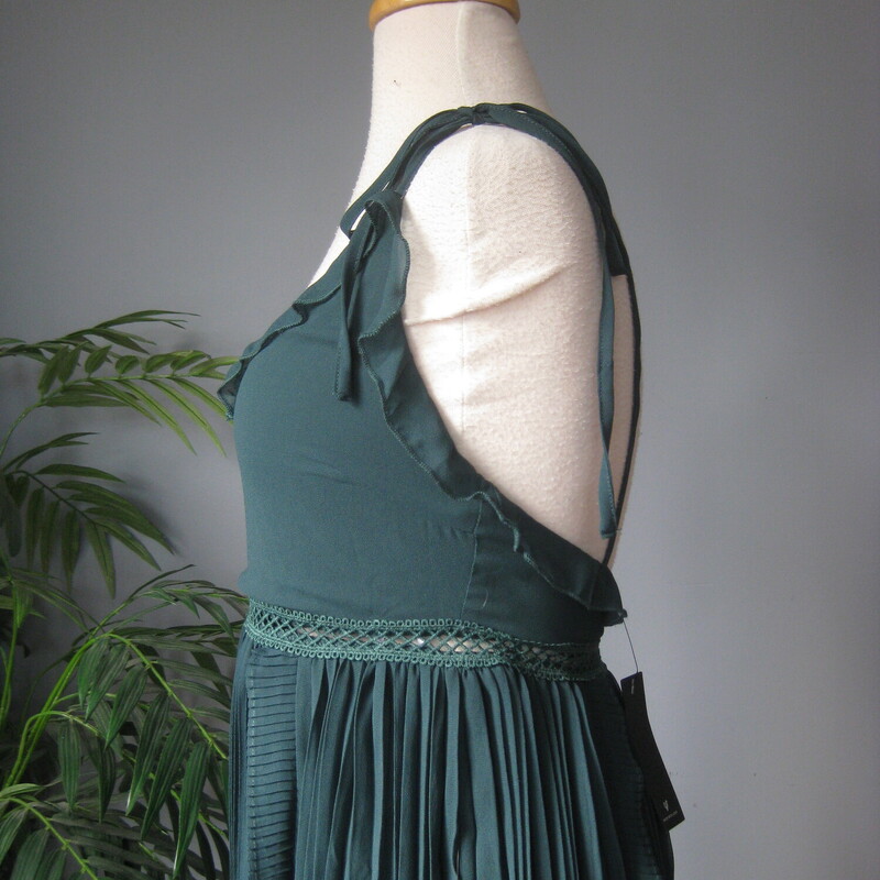 NWT Lululs Flowy Tank, Emerald, Size: M<br />
Pretty and feminine youthful party dress from Lulus<br />
New with tags<br />
Forest green guazy fabric with an empire waist, pleated skirt and spaghetti straps that tie at the shoulders.<br />
Very low in the back with a zipper in the middle.<br />
sleeveless<br />
<br />
Size M<br />
flat measurements:<br />
armpit to armpit: aprox 15<br />
waist: 14<br />
hip: 23<br />
length: aprox 35<br />
<br />
thanks for looking!<br />
#78916