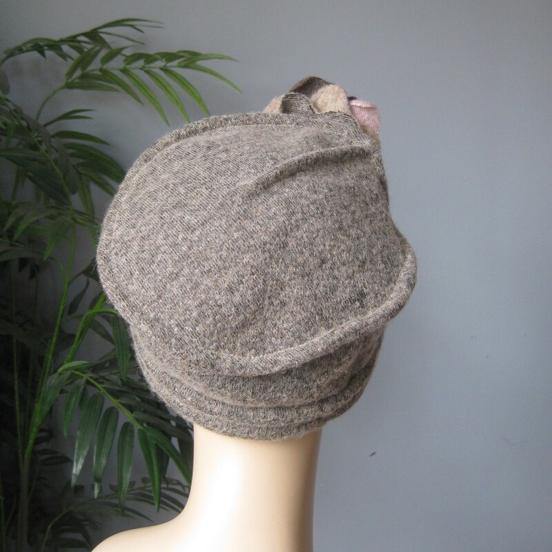 Darling wool hat from La Fenice<br />
Made in Italy<br />
very fine not itchy wool with some poly blended in for durability<br />
Beatifully made with a complex flower at the frond.<br />
the hat is structured like a shallow bucket hat but acts like a beanie.<br />
Fits any size head, and will cover the ears<br />
<br />
Excellent condition, no flaws.<br />
thanks for looking<br />
#75020