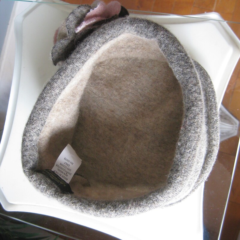 Darling wool hat from La Fenice
Made in Italy
very fine not itchy wool with some poly blended in for durability
Beatifully made with a complex flower at the frond.
the hat is structured like a shallow bucket hat but acts like a beanie.
Fits any size head, and will cover the ears

Excellent condition, no flaws.
thanks for looking
#75020