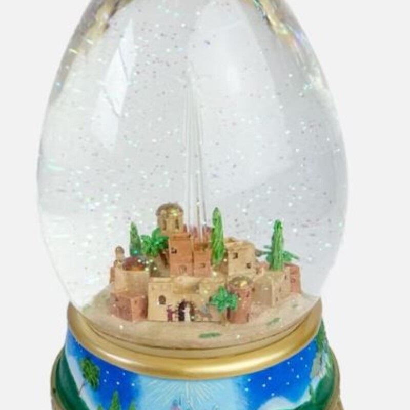 Hallmark Bethlehem Snowglobe
Gold Green Blue
Size: 5.5x9H