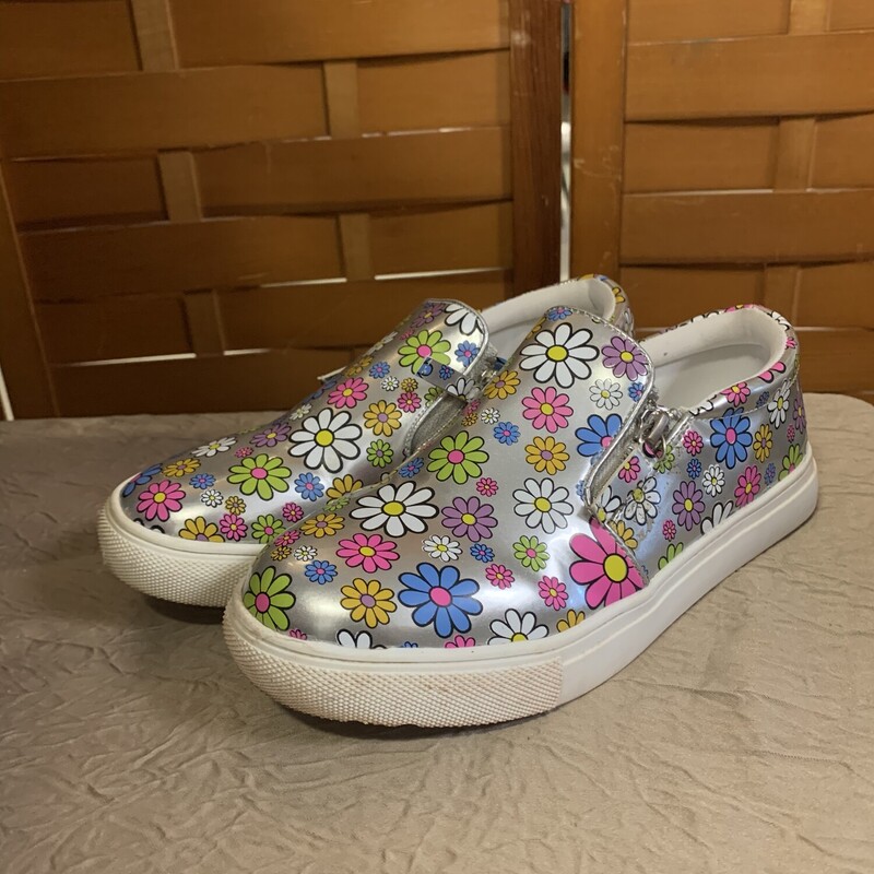 Steve Madden Flower Shoes, Size: 4