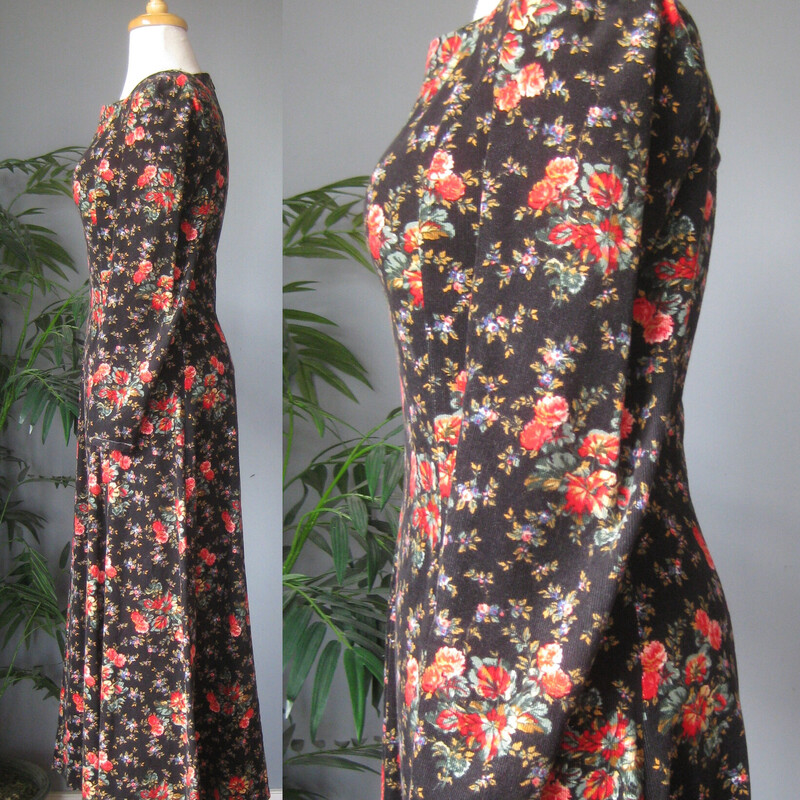 Vtg Laura Ashley Velvet, Blk/red, Size: 4
This Laura Ashley dress is made of baby corduroy in a floral print.  The print has a black background which keeps it from being too 'sweet' and red and pink roses.  The long sleeves are puffy at the top.  The skirt is also very full and gathered into the defined waist line.
The dress is 100% Cotton, nice and soft and unlined.
Center back zipper
Made in the UK

It is marked size 4,  but it BARELY fits on my modern size for mannequin so please take the measurements I've provided below seriously, let me know if you have any questions about the f it I will get right back to you!

 here are the flat measurements, please double where appropriate:
Shoulder seam to shoulder seam: 14.5
Armpit to Armpit: approx 17
Waist: 14 1/2
Hips: free up to 21.75
length: 49
Underarm sleeve seam: 16.5,
sleeve from shoulder to cuff: 24
Excellent condition! no flaws

Thanks for looking.
#80800