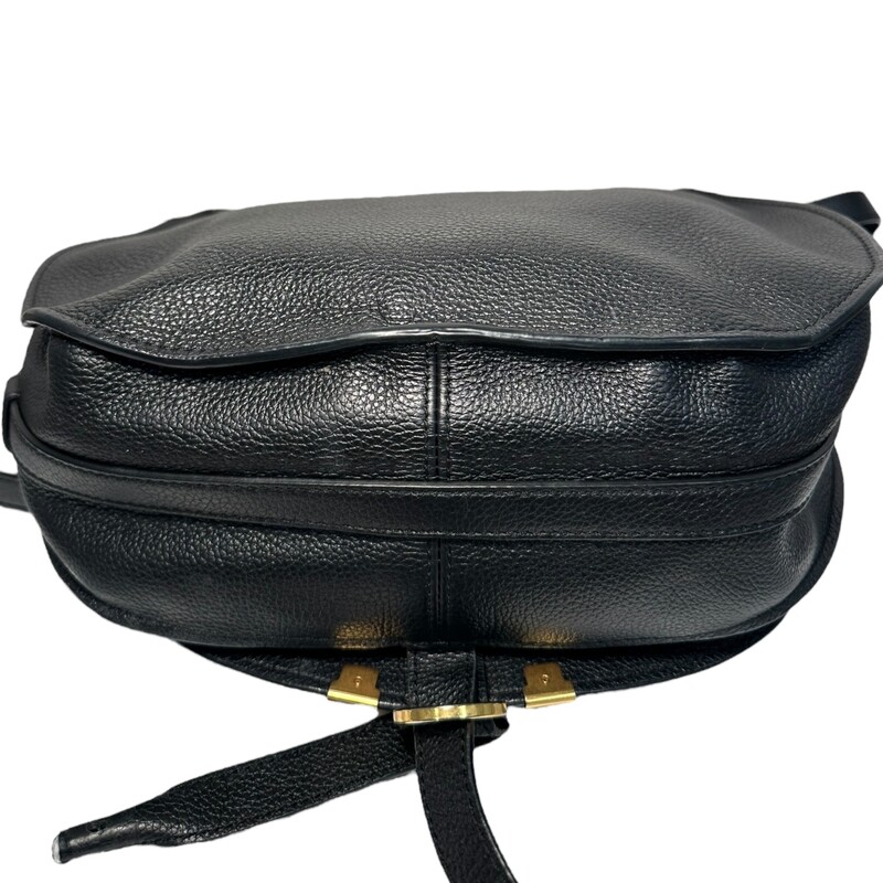 Chloe Marcie Black Medium Crossbody
Some minor warping of the leather on the bottom
Pen mark inside
Missing hardware on closure string
Does not come with original dust bag or box
Code:03.22.68.65
Dimensions: 11Lx 10H
Does not come with original dust bag or box.