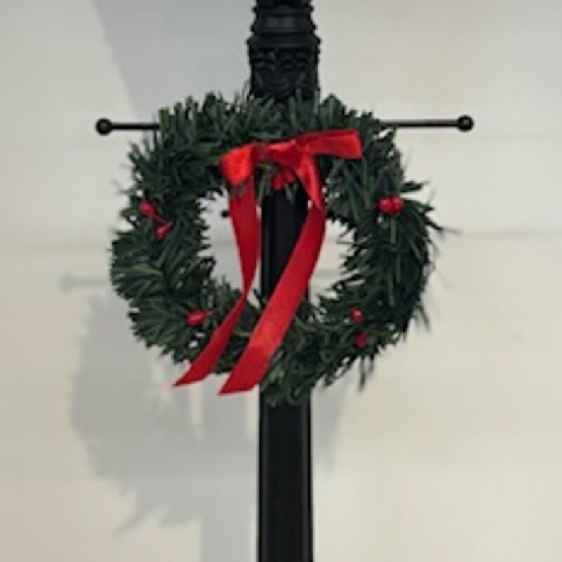 Byers Choice Carolers Electric Light Post with Wreath
Black Red Green
Size: 6.54x26H