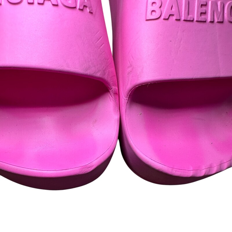 Pink Balenciaga Rubber Slides<br />
Size 37<br />
Some toe marks<br />
Some marks throughout<br />
Does not come with original box or dust bag.