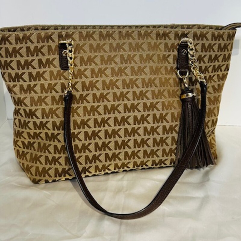 Michael Kors Monogram Canvas Bag
Brown and Tan
Size: 15x9H