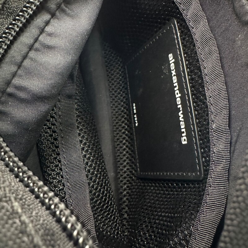 Alexander Wang Camera Nylon Bag
Dimensions: 7x4.7
Marks on back of the bag
Does not come with original box or dust bag.