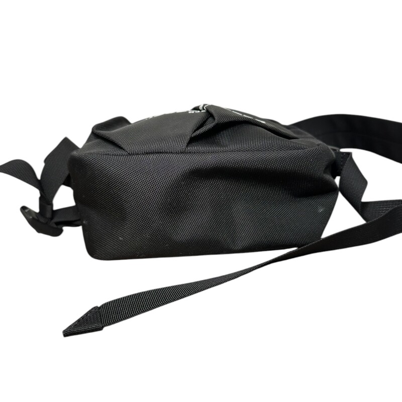 Alexander Wang Camera Nylon Bag
Dimensions: 7x4.7
Marks on back of the bag
Does not come with original box or dust bag.