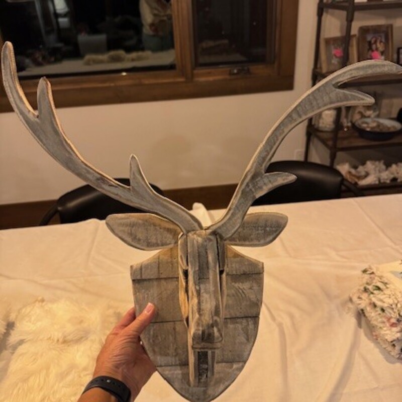 Wood Deer Mount<br />
<br />
Size: 17Tx17W