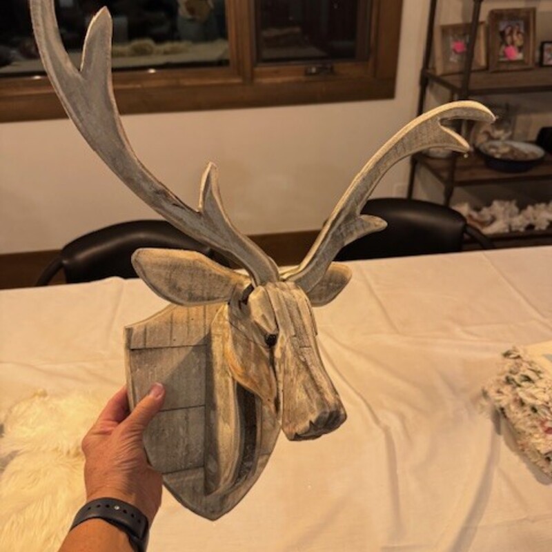 Wood Deer Mount<br />
<br />
Size: 17Tx17W