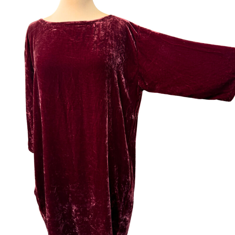 Eileen Fisher Velvet Dress
An elegant crew neck dress with pockets. Soft and shimmering in  washable velvet with a touch of silk.
¾ Sleeves
Color:Ruby
Size: Petite Large