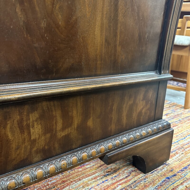 Henredon Wood Carved Sleigh Bed, QUEEN size. In phenomenal condition! Includes headboard, footboard, side rails and wood slats.<br />
Size: 66x96x56