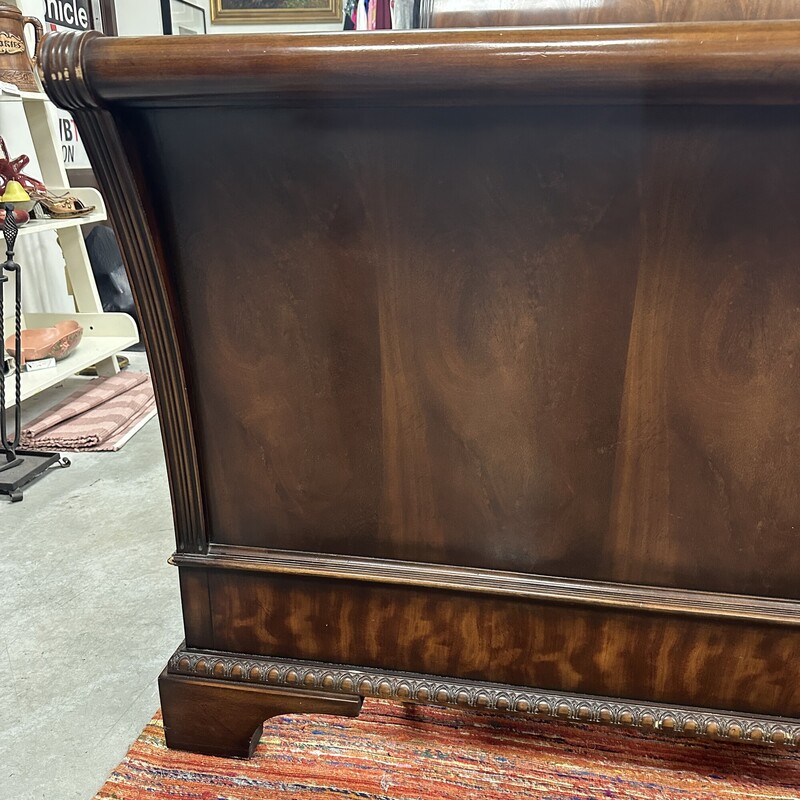 Henredon Wood Carved Sleigh Bed, QUEEN size. In phenomenal condition! Includes headboard, footboard, side rails and wood slats.<br />
Size: 66x96x56