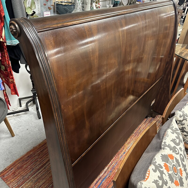 Henredon Wood Carved Sleigh Bed, QUEEN size. In phenomenal condition! Includes headboard, footboard, side rails and wood slats.<br />
Size: 66x96x56