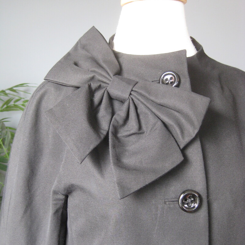 Kate Spade Bow Pea, Black, Size: XS
Feel special at your next event with this darling evening coat covering up your cocktail dress.
Black silk cotton blend in matte black with a large bow at the shoulder.
Large good quality plastic buttons, side pockets
fully lined in hot pink (of course)
by kate spade ny
size XS
armpit to armpit: 18
waist: 19.5
hip: aprox. 20
length: 33
underarm sleeve seam: 15

excellent condition,
thanks for looking!
#81953