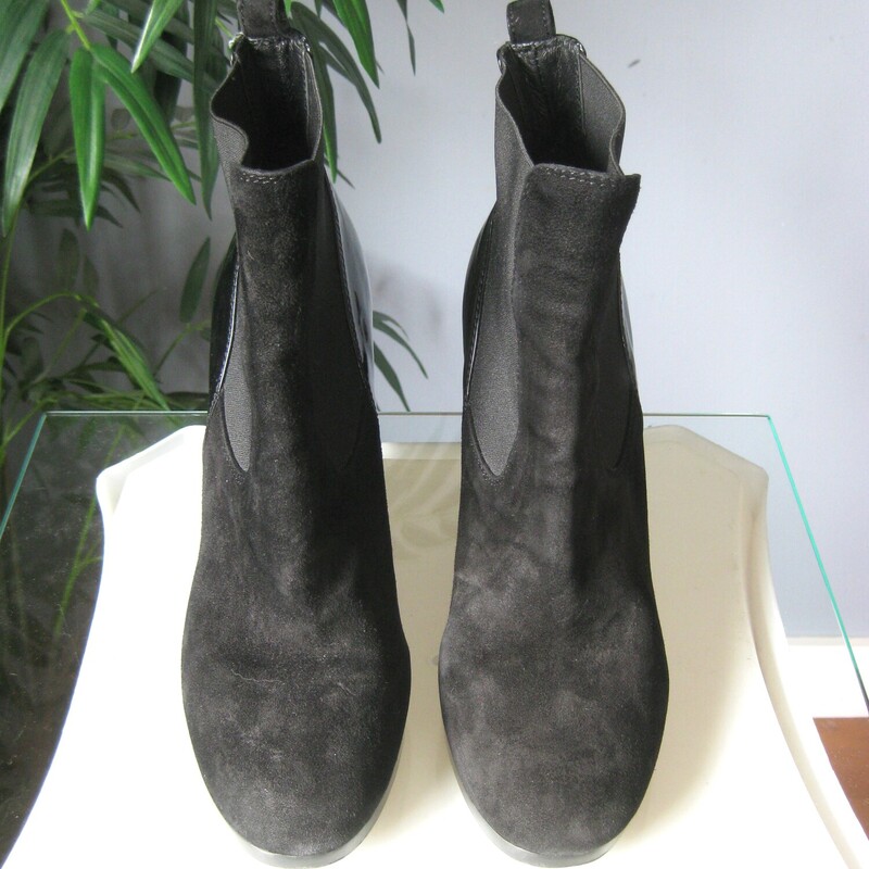 Hogan Wedge, Black, Size: 9<br />
Good looking and high quality suede and patent leather ankle boots from<br />
Hogan<br />
made in Italy, these are slip ons with high wedge heel (3.5)<br />
Marked size 40 (9 US)<br />
great pre-owned condition with signs of gentle use but no damages<br />
<br />
thanks for looking!<br />
#81901