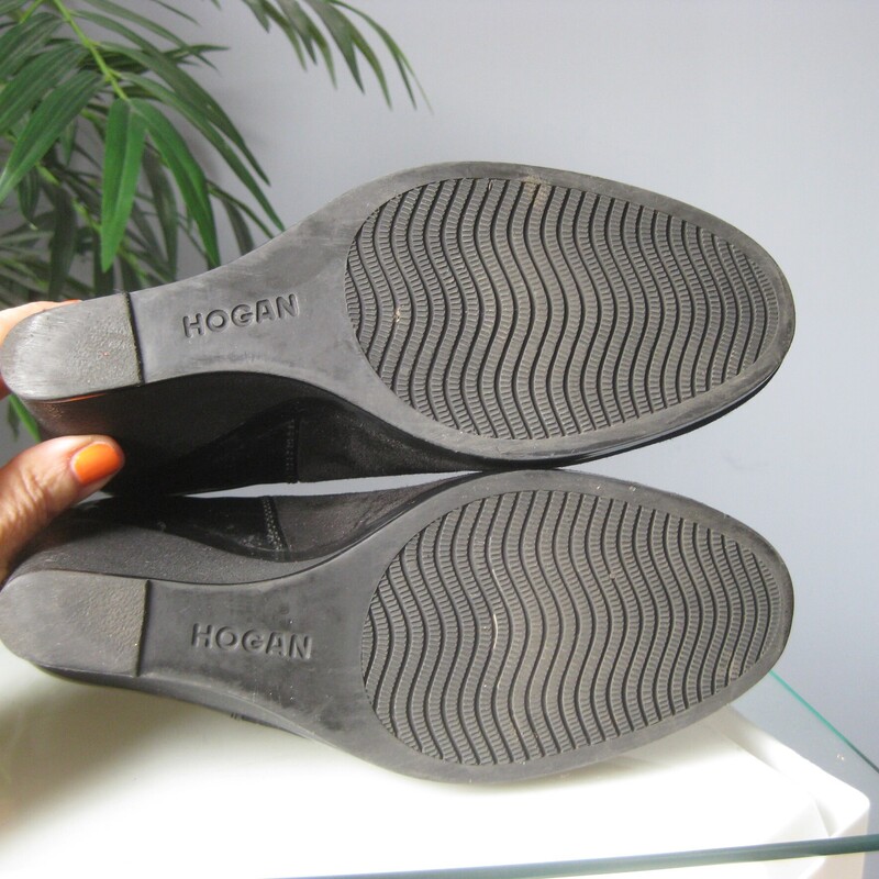 Hogan Wedge, Black, Size: 9<br />
Good looking and high quality suede and patent leather ankle boots from<br />
Hogan<br />
made in Italy, these are slip ons with high wedge heel (3.5)<br />
Marked size 40 (9 US)<br />
great pre-owned condition with signs of gentle use but no damages<br />
<br />
thanks for looking!<br />
#81901