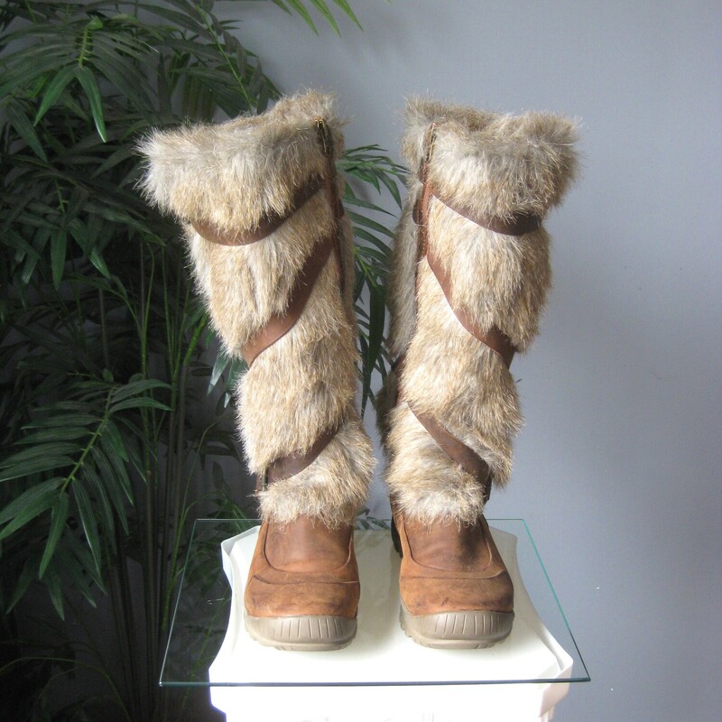 Timberland Fuzzy Calf, Brown, Size: 9.5<br />
Great winter boots from Timberland<br />
tall knee highs in brown with faux fur trim on the outside and faux shearling on the inside<br />
Waterproof 'duck' style uppers.<br />
side zippers<br />
Size 9.5<br />
<br />
thanks for looking!<br />
#81899