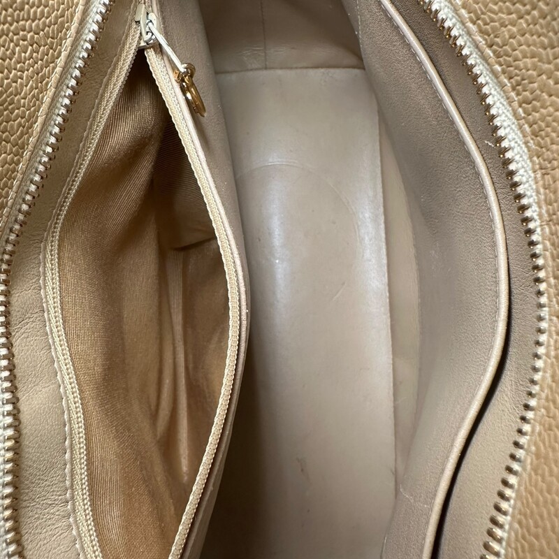 Chanel Medallion Tote<br />
Tan Quilted Leather<br />
Comes with original dust bag and authencity card<br />
Some minor marks on bottom and corners<br />
Dimensions: Base lenght 12x Height 9