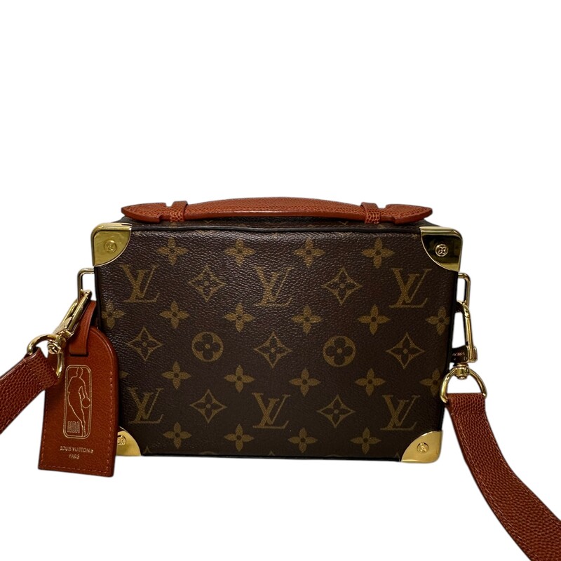 Louis Vuitton X NBA Limted Collection Trunk Bag<br />
Microchip comes with entrupy certificate<br />
Dimensions: 8.5Hx6L<br />
Does not come with orignal dust bag or box.<br />
Some minor scratches on hardware<br />
Name stamped on removable clochette shown in photos.