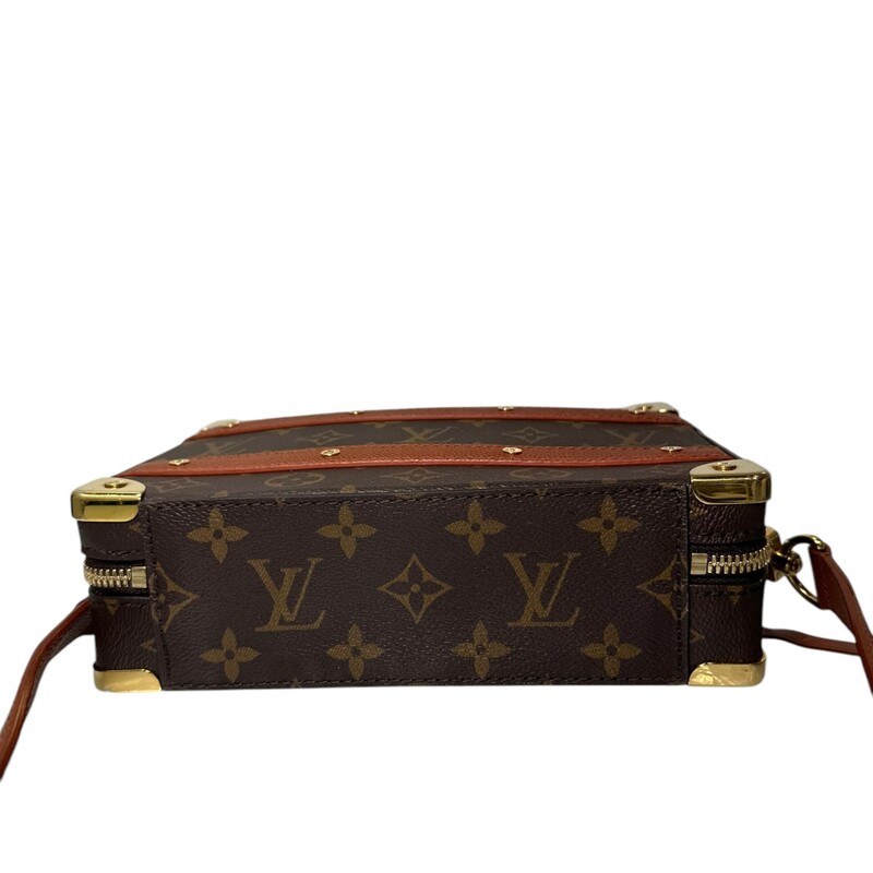 Louis Vuitton X NBA Limted Collection Trunk Bag
Microchip comes with entrupy certificate
Dimensions: 8.5Hx6L
Does not come with orignal dust bag or box.
Some minor scratches on hardware
Name stamped on removable clochette shown in photos.