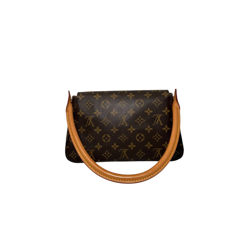 Louis Vuitton Looping PM<br />
Date Code: SD0063<br />
Dimensions: 11 Length x 6 Height<br />
Does not come with original box or dust bag.