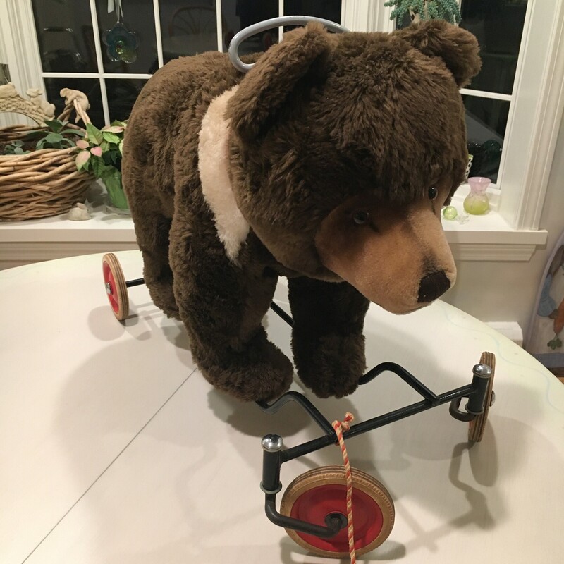 Adorable Steiff Ride-on Bear on Whee;s, Vintage.<br />
Size: 24in L