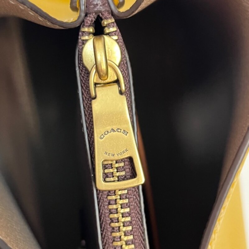 Coach Leather Willow Handbag<br />
Tan Colored Leather Strap<br />
Gold Hardware with C for Coach Closure<br />
Inside multifunction pocket, center zip compartment<br />
4 protective feet at base<br />
9 1/4 L x 8 3/4 H x 4 1/4 W<br />
Color: Mustard