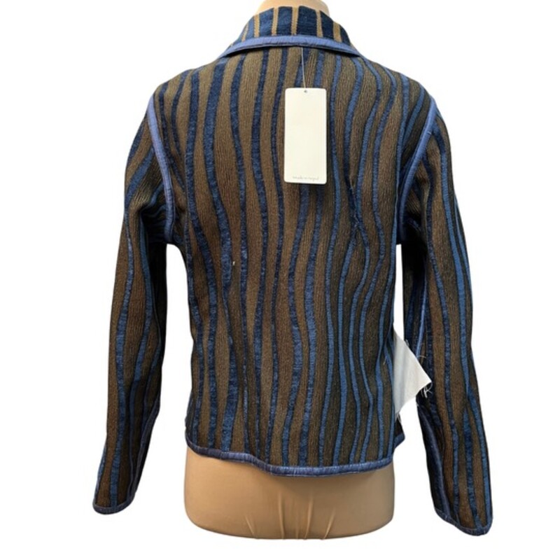 NEW Reversible Yak Magik Jacket<br />
Super Soft Chenille Like Fabric<br />
Floral Accent<br />
Colors: Blue and Gold<br />
Size: Medium<br />
Retails for $68.00