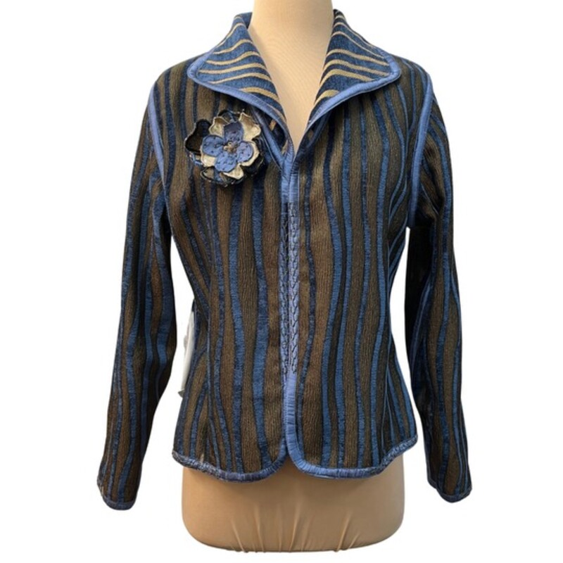 NEW Reversible Yak Magik Jacket
Super Soft Chenille Like Fabric
Floral Accent
Colors: Blue and Gold
Size: Medium
Retails for $68.00