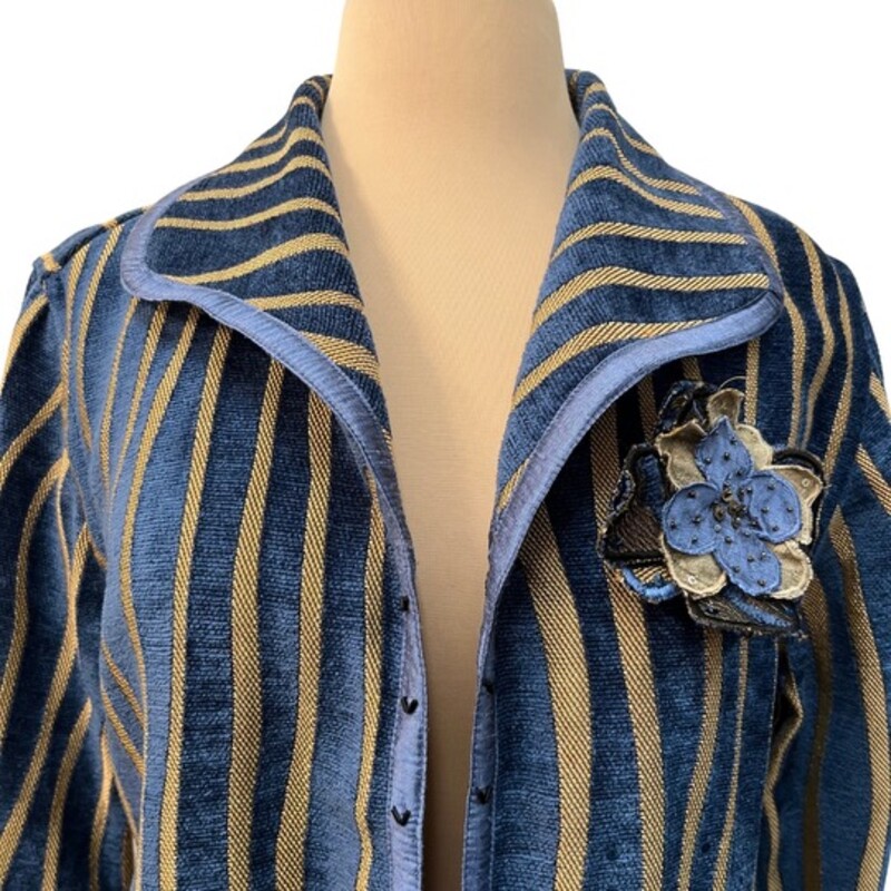 NEW Reversible Yak Magik Jacket
Super Soft Chenille Like Fabric
Floral Accent
Colors: Blue and Gold
Size: Medium
Retails for $68.00