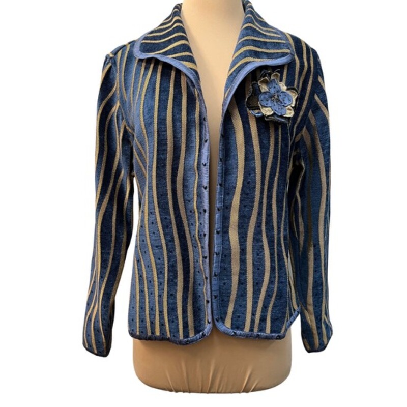 NEW Reversible Yak Magik Jacket
Super Soft Chenille Like Fabric
Floral Accent
Colors: Blue and Gold
Size: Medium
Retails for $68.00