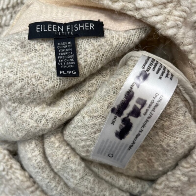 Eileen Fisher Jacket,<br />
Alpaca & Wool<br />
Button Closure<br />
With Pockets<br />
Color: Oatmeal<br />
Size: Petite Large