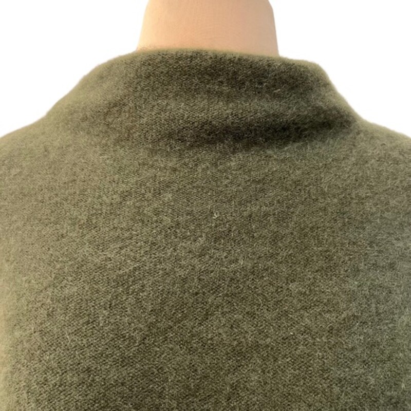 VINCE Cashmere Sweater<br />
Color:  Avocado<br />
Size: XLarge