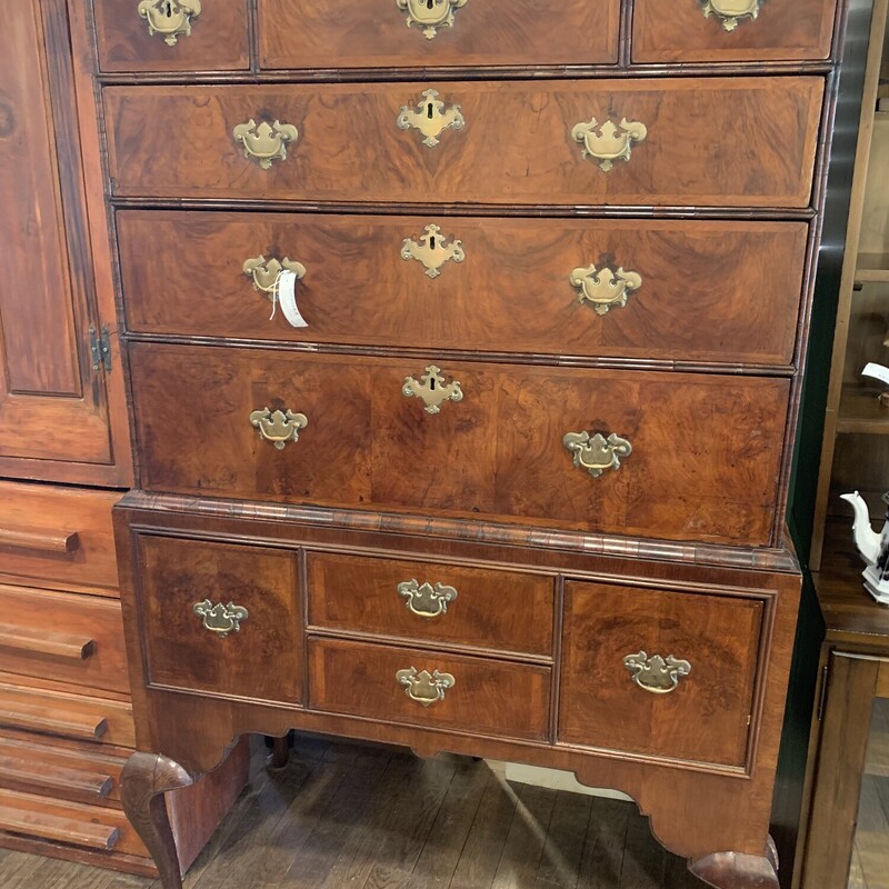 English Flattop Highboy
41x22x58

English flattop highboy
Original burled veneer and brass hardware
Queen anne style, english provincial
Made circa 1765-1775