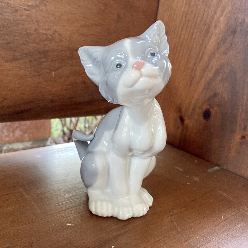 Lladro Cat Sitting