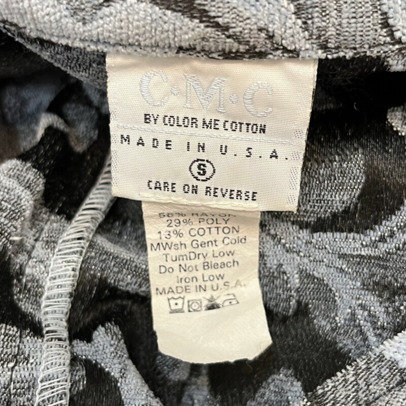 CMC Tapestry Damask Car Coat<br />
Has Pockets!<br />
Sky Blue, Gray, and Black<br />
58% Rayon 29% Polyester 13% Cotton<br />
Size: Small