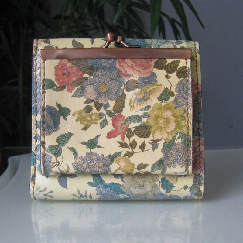 Patricia Nash trifold wallet.<br />
Romantic softly colored flowers on the outside<br />
rich tan on the inside.<br />
kisslock change purse with soft suede interior and copper colored metal frame<br />
8 card slots<br />
ID slot<br />
2 slip pockets for bills and receipts<br />
There are also slip pockets behind the card slots<br />
4 5/8 x 4 1/2 x about 1 1/2<br />
excellent condition!<br />
Thanks for looking!<br />
#81445