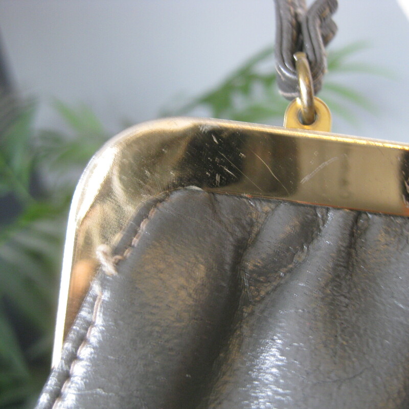 Chic gray leather bag by Shirl Miller a thin leather strap that you can wear on the shoulder, cross body or tucked to carry the bag like a clutch
Sturdy shiny gold tone kiss lock frame
Faille fabric lining with one zippered pocket
Excellent condition, with some minor scratches on the gold frame
Phone fits!
W: 9
H: 7
Depth: aprox 1.5 the soft pouchy leather construction allows it toexpand when filled

Thank you for looking!
#80287