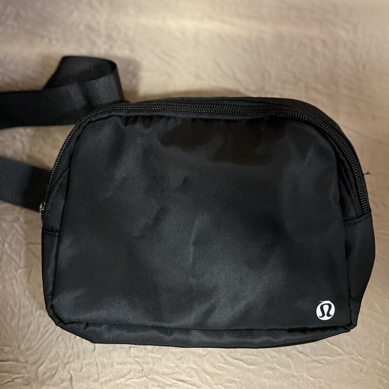 BLACK SLING BAG