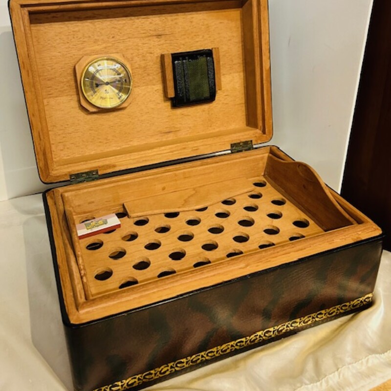 Maitland Smith Humidor Box
Brown Black Gold Leather with Metal Alligator Handle
Size: 14x10x13H