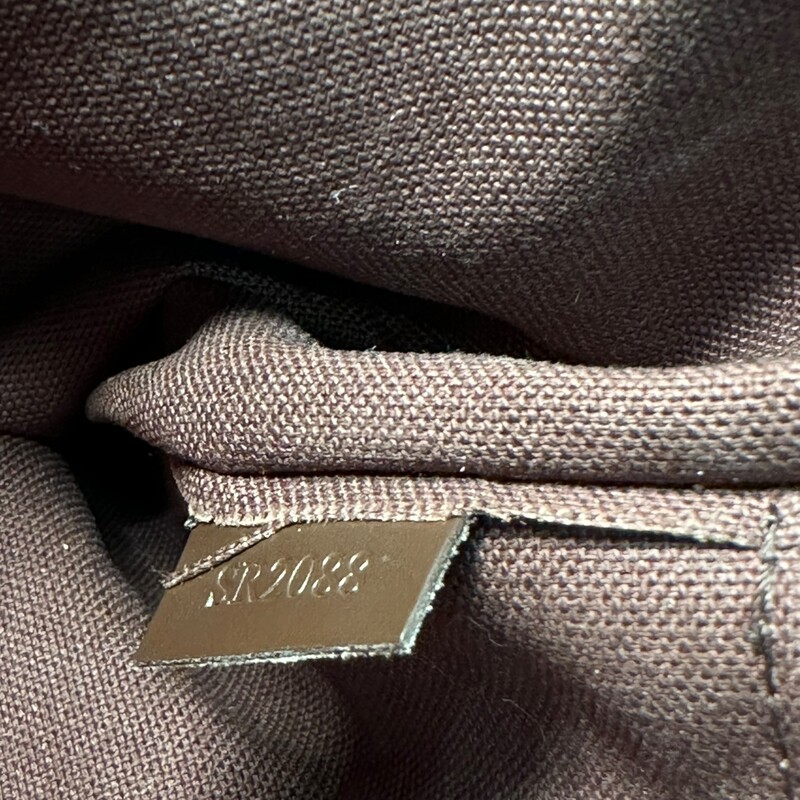 Louis Vuitton Brooklyn  Messenger.<br />
Dimensions: Shoulder Strap Drop: 23<br />
Height: 11.5<br />
Width: 13.5<br />
Depth: 2.75<br />
<br />
Date Code:SR2088<br />
Does not come with original dust bag or box.<br />
In Excellent Condition.