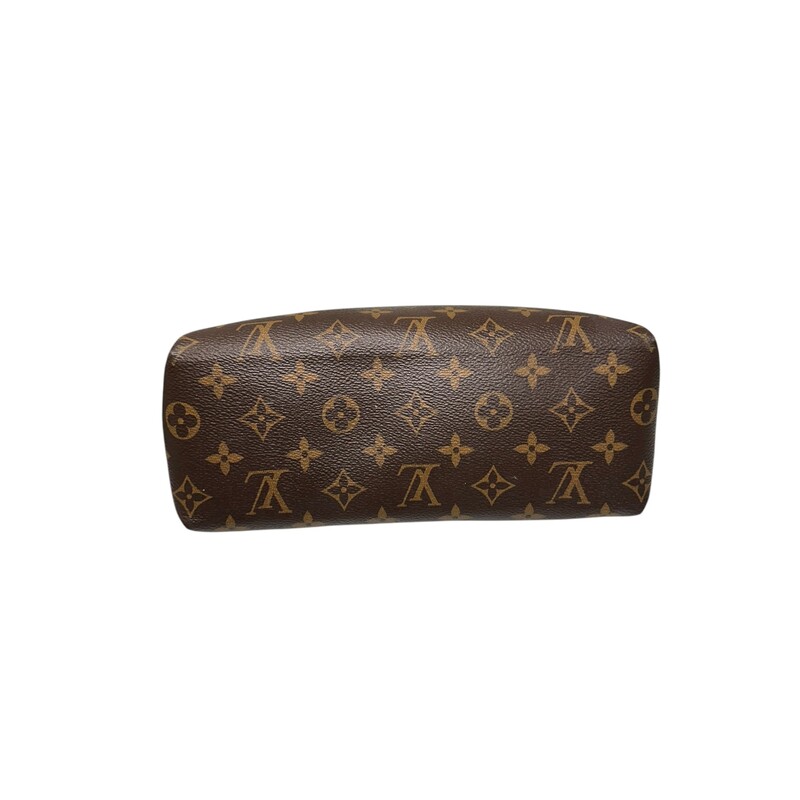 Louis Vuitton Pallas Beauty Pouch<br />
<br />
Date Code: PL0291<br />
Dimensions: 9Lx 7Height<br />
<br />
Some marks inside the interior. Does not come with original dust bag and box.