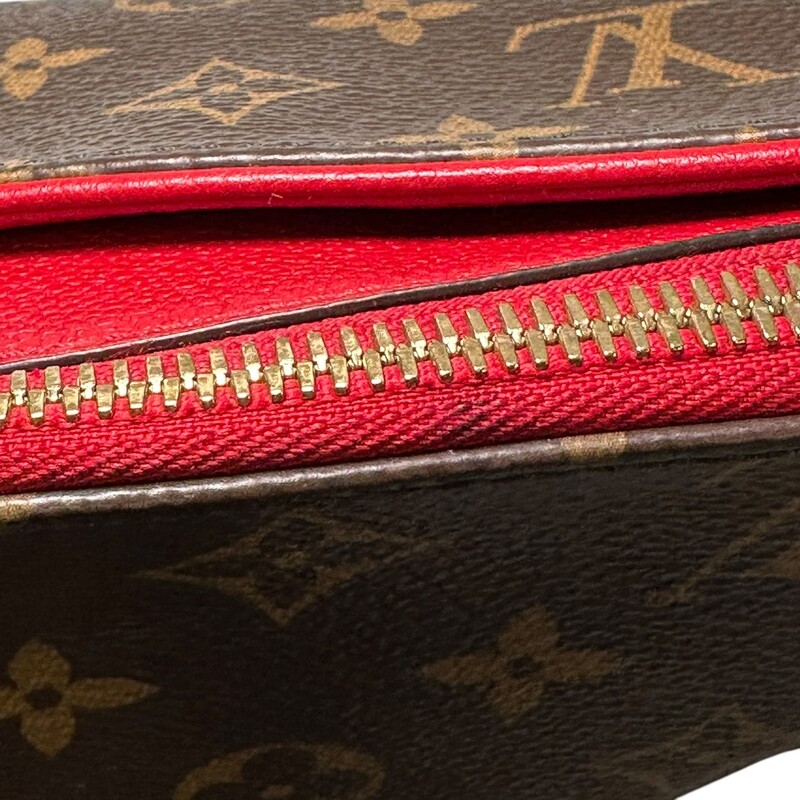 Louis Vuitton Pallas Beauty Pouch<br />
<br />
Date Code: PL0291<br />
Dimensions: 9Lx 7Height<br />
<br />
Some marks inside the interior. Does not come with original dust bag and box.