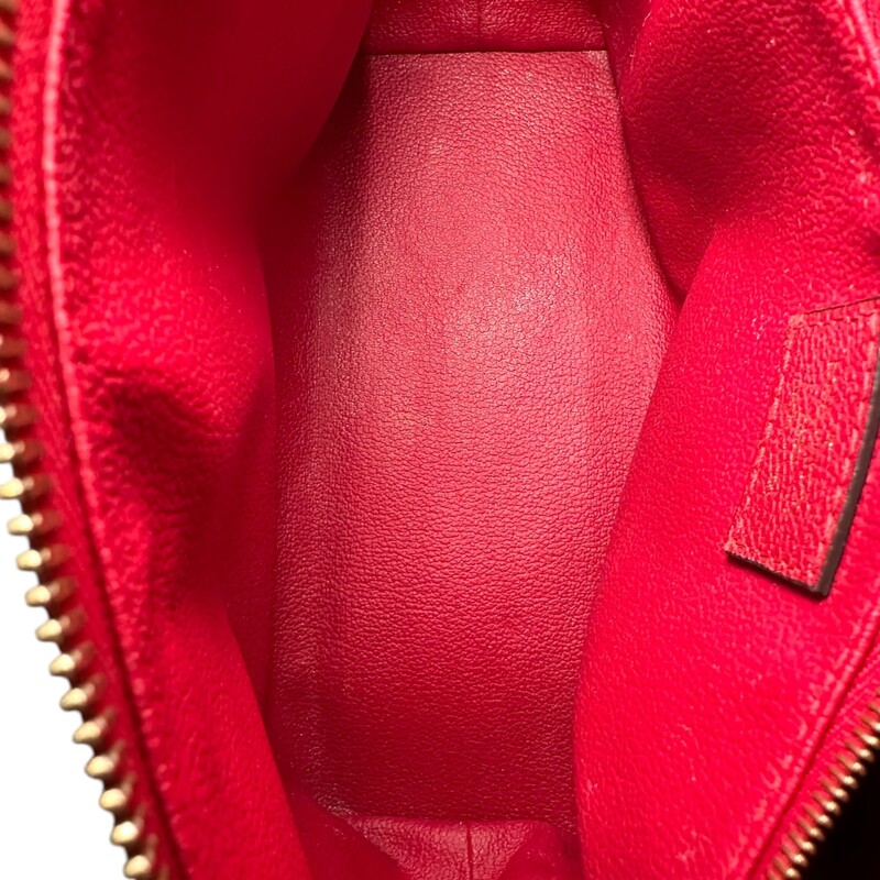 Louis Vuitton Pallas Beauty Pouch<br />
<br />
Date Code: PL0291<br />
Dimensions: 9Lx 7Height<br />
<br />
Some marks inside the interior. Does not come with original dust bag and box.