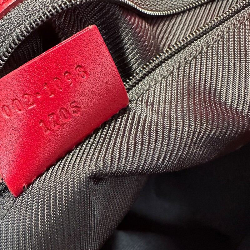 Gucci GG Canvas Tote Red<br />
Style Code: 002-1098 1705<br />
Dimensions: 10x12.5<br />
Does not come with dust bag or box<br />
Some minor scuffs.